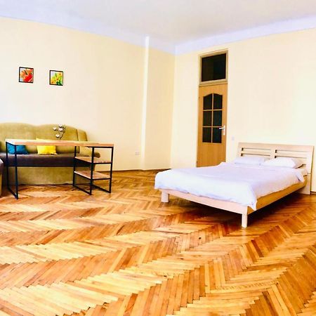 Apartment Near Opera On Horodotska 11 Lviv Extérieur photo