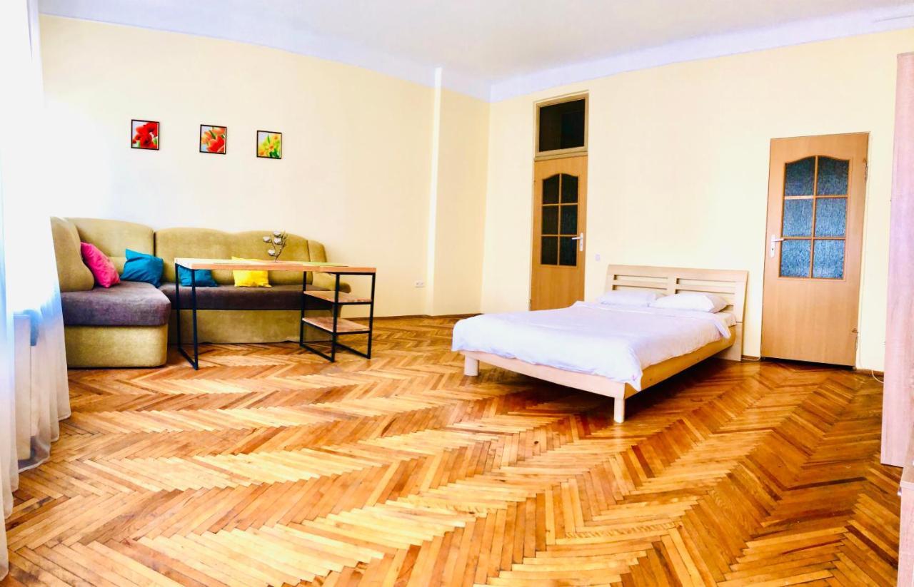 Apartment Near Opera On Horodotska 11 Lviv Extérieur photo